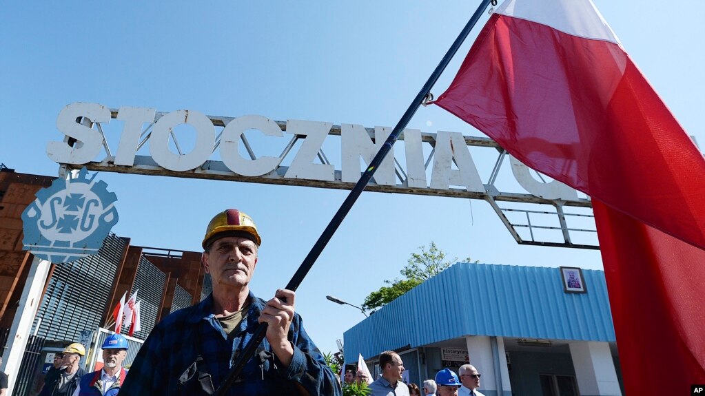 波兰格但斯克造船厂工人纪念1970年代为反共示威中被杀害的工人。（2019年6月4日）