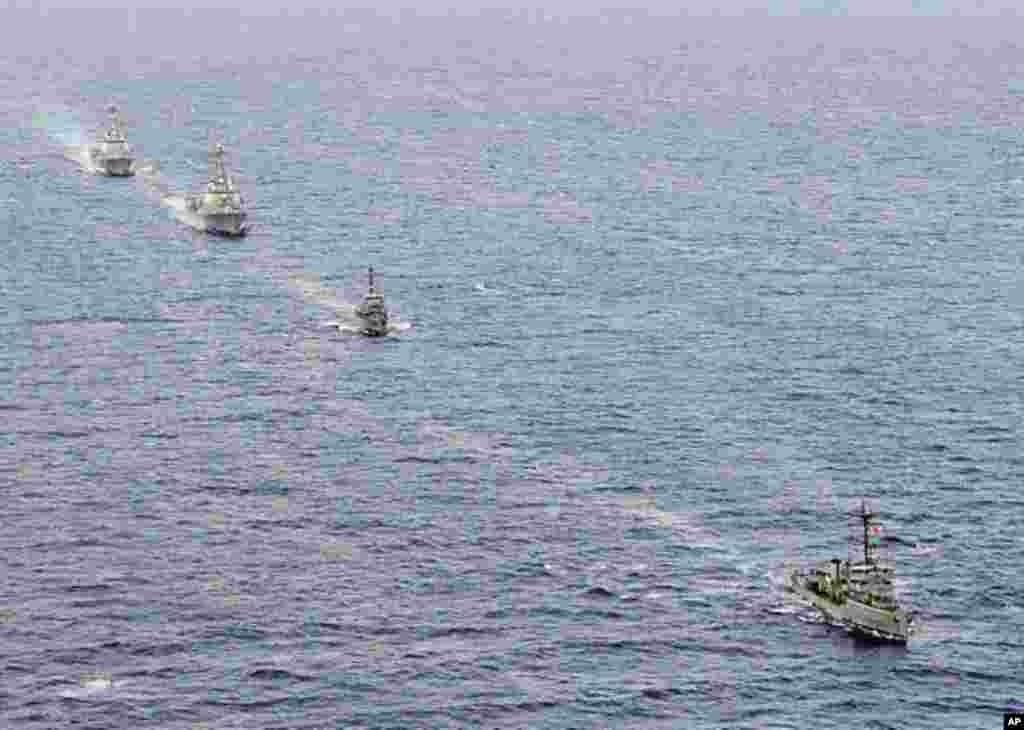 蘇祿海 (2011年7月5日) - 菲律賓海軍護衛艦與美國導彈驅逐艦聯合訓練