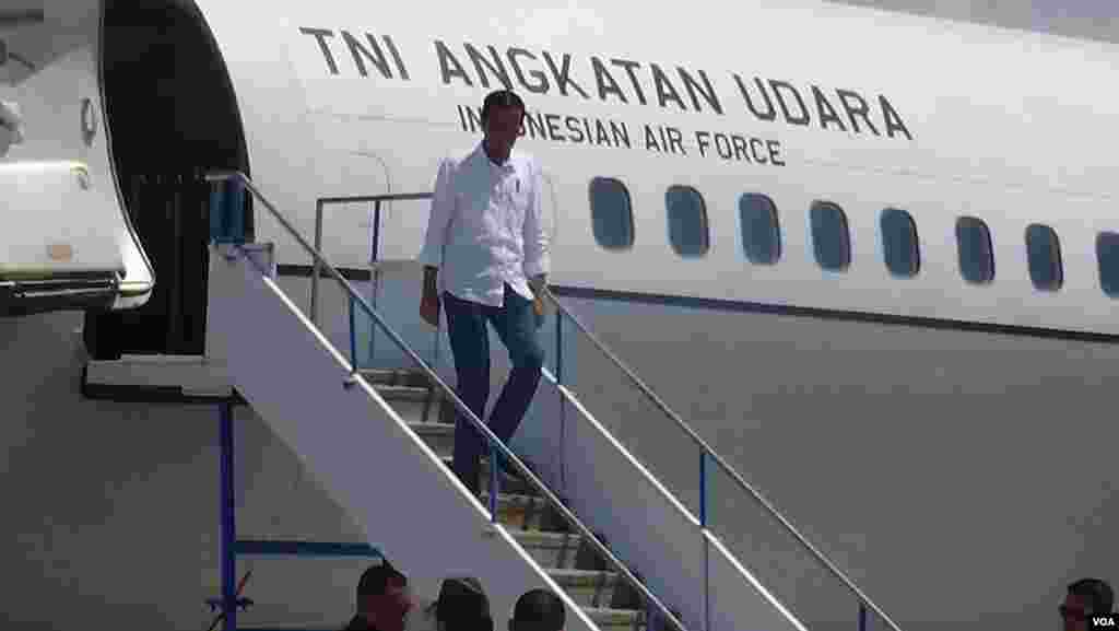 Indonesian President Joko Widodo disembarks from his plane to visit victims and emergency workers in the hard-hit city of Palu, his second trip to the island of Sulawesi since the earthquake and tsunami that killed more than 1,400 people last week, Oct. 3, 2018. (Y. Litha/VOA)