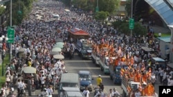 Puluhan ribu warga Kamboja turut dalam prosesi pemakaman Kem Ley di Chroy Changvar Phnom Penh, hari Minggu (24/7).