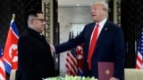 Lãnh tụ Bắc Hàn Kim Jong Un và Tổng thống Mỹ Donald Trump trong cuộc gặp ở Singapore hôm 12/6.