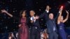 6일 밤 당선이 확정된 후 지지자들과 기쁨을 나누는 바락 오바마 미국 대통령 부부와 조 바이든 부통령 부부.