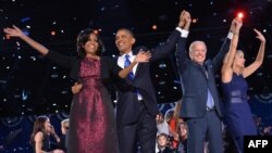 Tổng thống Mỹ Barack Obama, Đệ nhất phu nhân Michelle Obama, Phó Tổng thống Joe Biden và phu nhân Jill Biden trong đêm bầu cử ngày 6 tháng 11, 2012 tại Chicago, Illinois.