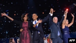 Le président Obama, son épouse Michelle Obama, le vice-président Joe Biden et son épouse, Jill Biden célébrant la victoire à Chicago 