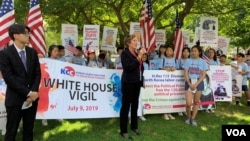 워싱턴의 대북인권단체인 북한자유연합의 수전 숄티 대표가 9일 백악관 앞에서 KCC 주최로 열린 집회에서 연설하고 있다. 