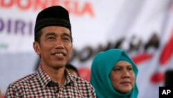 Indonesian presidential candidate Joko "Jokowi" Widodo (L) 