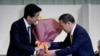 安倍晋三率内阁正式卸任 八年来日本首位新首相上任