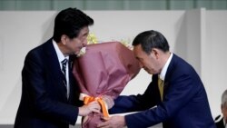 日本首相安倍晋三2020年9月14日向新当选自民党总裁的菅义伟交棒（路透社）