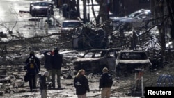 Penyelidik bekerja di dekat lokasi ledakan di 2nd Avenue yang terjadi sehari sebelumnya di Nashville, Tennessee, AS, 26 Desember 2020. (Foto: Reuters)