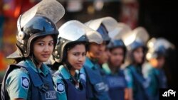 Cảnh sát nữ Bangladesh bảo vệ văn phòng Đảng Quốc Gia Bangladesh trong một cuộc biểu tình. Hình minh họa.