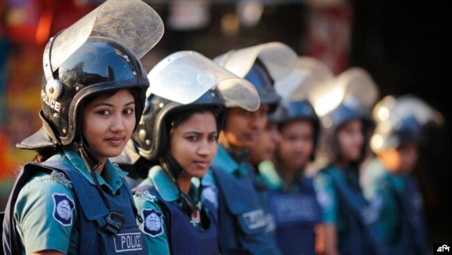 Cảnh sát nữ Bangladesh bảo vệ văn phòng Đảng Quốc Gia Bangladesh trong một cuộc biểu tình. Hình minh họa.