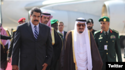 El presidente Nicolás Maduro es recibido por el rey Salmán en el aeropuerto de Riad, la capital saudita. [Foto: Twitter presidencia de Venezuela].