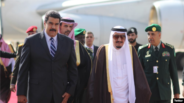El presidente Nicolás Maduro es recibido por el rey Salmán en el aeropuerto de Riad, la capital saudita. [Foto: Twitter presidencia de Venezuela].