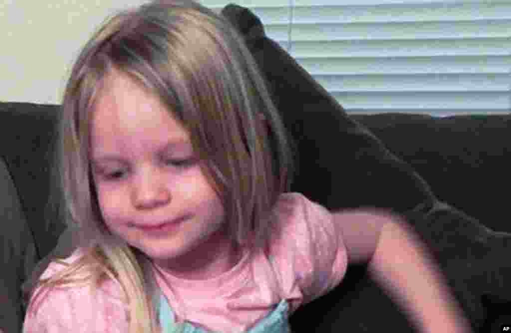 6岁的女孩艾米丽.帕克尔星期五在康州小学枪击事件中被射杀。这是艾米丽.帕克尔基金会在脸书网页上张贴的她的照片