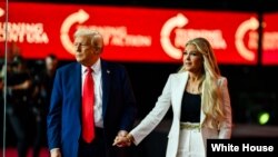 د امریکا ولسمشر ډونالډ ټرمپ او د چارلي کرک کونډه، ایریکا کرک