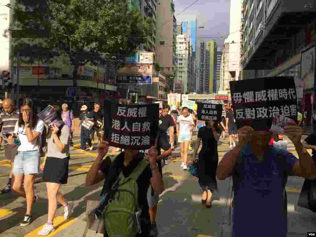 香港几十个政党和团体在中国十一国庆当天下午，举行反威权大游行，抗议政治打压，要求律政司司长袁国强下台。数以万计的港人走上街头，表达反对他们看来的来自北京和香港特区政府的威权打压。