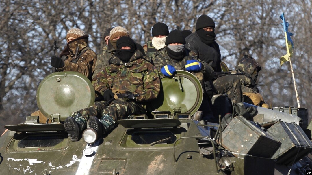 Tentara Ukraina siaga di Artemivsk, Ukraina timur (foto: dok). 