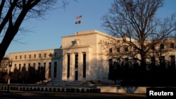 Gedung bank sentral AS atau Federal Reserve di Washington, DC (foto: dok). 