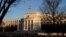 Gedung bank sentral AS atau Federal Reserve di Washington, DC (foto: dok). 