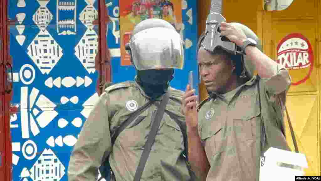 Forças de segurança moçambicanas em Maputo, durante dia de protestos na capital. Moçambique, 7 