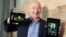 El fundador de Amazon, Jeff Bezos, presenta las nuevas Kindle Fire HDX.
