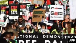 抗议人士在伦敦举行支持巴勒斯坦人的游行。（2023年11月11日）