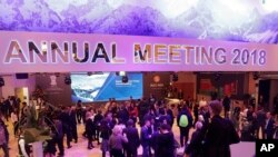 Orang-orang tiba untuk mengikuti acara Crystal Awards pada malam pertemuan tahunan Forum Ekonomi Dunia di Davos, Swiss, Senin, 22 Januari 2018.