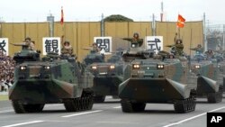Архівне фото: конвой бронємашин США та японських сил, 2018 рік. (AP Photo/Юджин Гошико)
