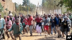 Des manifestants protestent avant d'ètre dispersés par la police é Mugongomanga, dans l'est de Bujumbura, mercredi 10 juin 2015