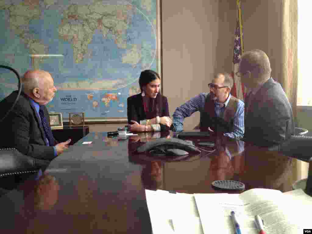 Yoani S&aacute;nchez conversa con Dick Lobo, director de IBB y David Ensor, director de la Voz de Am&eacute;rica.