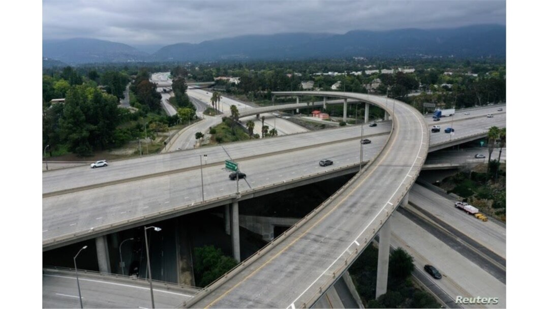 Una intersección de una autopista vacía se ve luego de que la orden de quedarse en casa de Los Ángeles provocara una caída en la contaminación. Pasadena, California, febrero 20 de 2020.