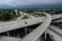 Una intersección de una autopista vacía se ve luego de que la orden de quedarse en casa de Los Ángeles provocara una caída en la contaminación. Pasadena, California, febrero 20 de 2020.