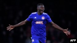Le Guinéen de l'Olympiakos Mady Camara célèbre son but contre Arsenal, Angleterre, le 27 février 2020. 
