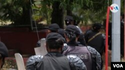 Policías ingresan a la Fiscalía en Managua. [Foto de archivo]