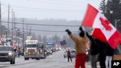 Manifestan ant-vaksen COVID-19 kanpe bo lari nan Thunder Bay, kanada. 