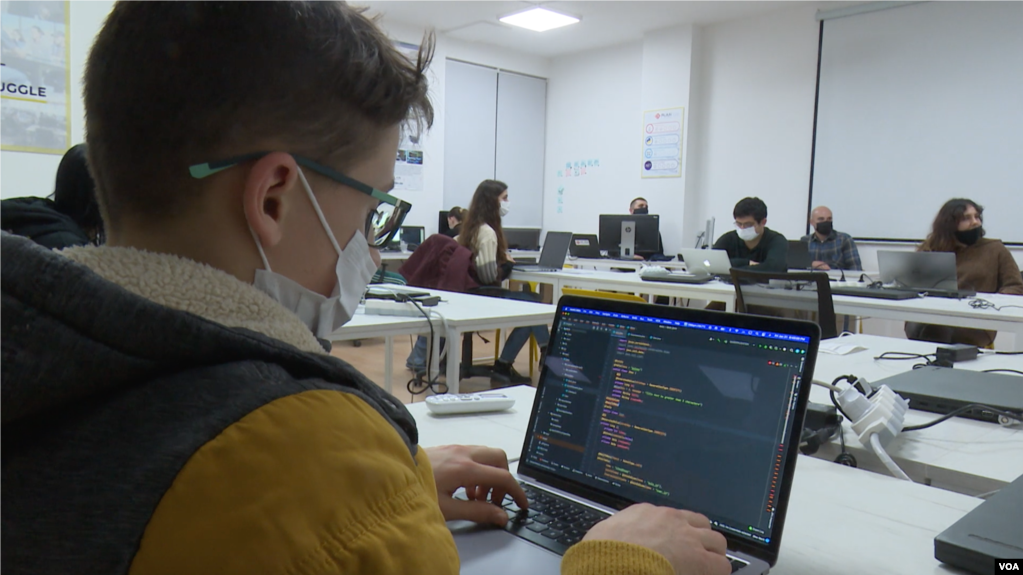 Studentët shqiptarë i kushtohen programeve modern të kodimit