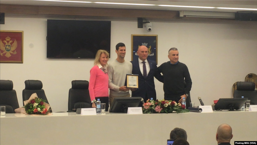 Novak Đoković sa porodicom i gradonačelnikom Budve Markom Carevićem