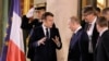 Le président français Emmanuel Macron s'entretient avec le président russe Vladimir Poutine après un sommet au format Normandie à Paris, en France, tôt le 10 décembre 2019.