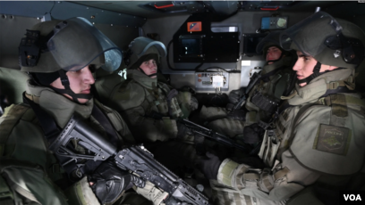 Anëtarët e shërbimit rus brenda një makine ushtrake gjatë në një stërvitjeje taktike të një njësie inxhinierike të sulmeve në rajonin e Rostovit në Rusi, më 17 janar 2022 