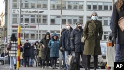 Fila de personas que se vacunarán contra el COVID-19 en la Terminal Central, de Estocolmo, Suecia, el 13 de enero de 2022. (Anders Wiklund/TT vía AP)