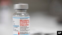 Un vial de la vacuna Moderna COVID-19 se muestra en un mostrador en una farmacia en Portland, Oregón, el lunes 27 de diciembre de 2021.