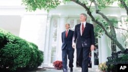 آقای برایر (چپ)‌ سال ۱۹۹۴ از سوی بیل کلینتون برای عضویت در دیوان عالی آمریکا معرفی شد.