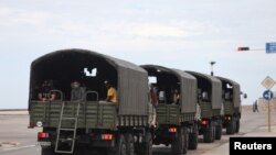 Camiones militares patrullan el céntrico Paseo del Prado en La Habana, para frenar una marcha que se había programado para el 15 de noviembre en Cuba.
