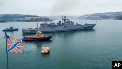 Fregat Angkatan Laut Rusia Laksamana Essen bersiap berlayar untuk latihan di Laut Hitam. Rusia mengatakan telah menghancurkan empat kapal militer Ukraina yang membawa pasukan di Laut Hitam. (Foto: Ilustrasi via AP) 
