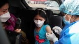 A un niño se le administra la vacuna contra la enfermedad del coronavirus