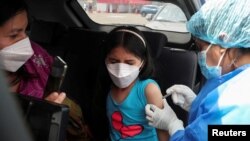 Una niña recibe una dosis de una vacuna contra el COVID-19 en Lima, Perú, en enero de 2022.