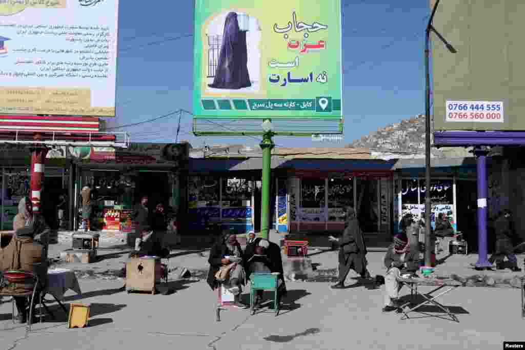 Kobul ko&#39;chalarida &quot;Hijob sharafdir, asirlik emas&rdquo; deb yozilgan plakat. Afg&#39;oniston.&nbsp;
