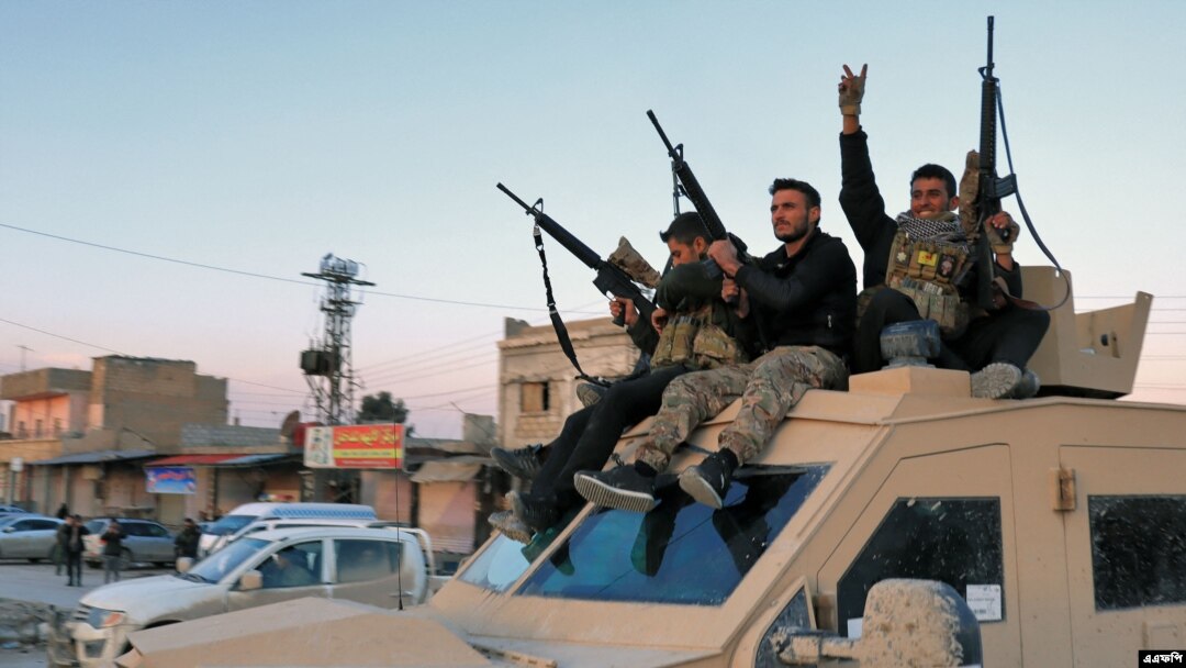 Anggota dari Pasukan Demokrat Suriah (SDF) tampak berada di dekat lokasi penjara Ghwaryan di wilayah timur laut Suriah, Kota Hasakah, pada 26 Januari 2022, setelah berhasil menggagalkan upaya kelompok ISIS membebaskan tentara mereka yang berada di penjara tersebut. (Foto: AFP)