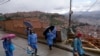 Trabajadores de Salud recorren las calles de La Paz, la capitalk de Bolivia, como parte de la campaña de vacunación contra el COVID1-9 en enero de 2022.