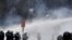 Policija ispaljuje vodene topove tokom protesta protv kovid mera u Briselu (Foto: AP/Geert Vanden Wijngaert)